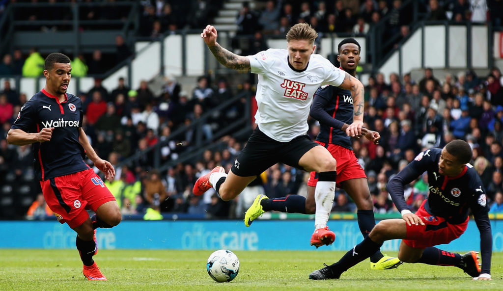 Jeff Hendrick of Derby breaks through the Reading defence during the Sky Bet Championship match between Derby County and Reading