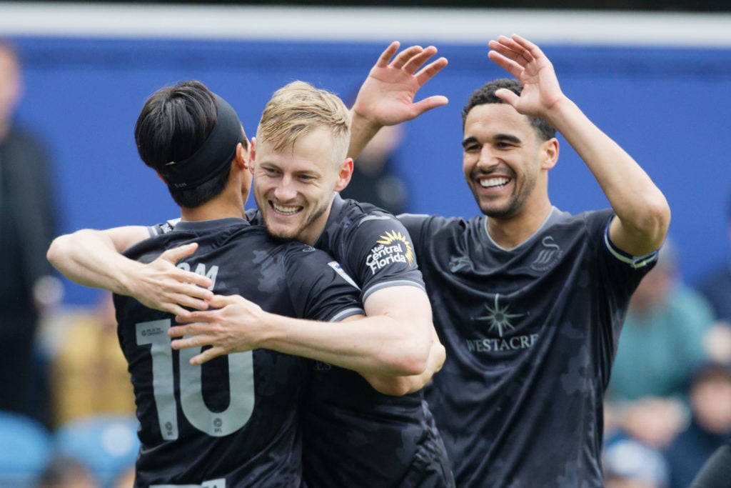 Harry Darling and teammates celebrate during Queens Park Rangers FC v Swansea City AFC - Sky Bet Championship