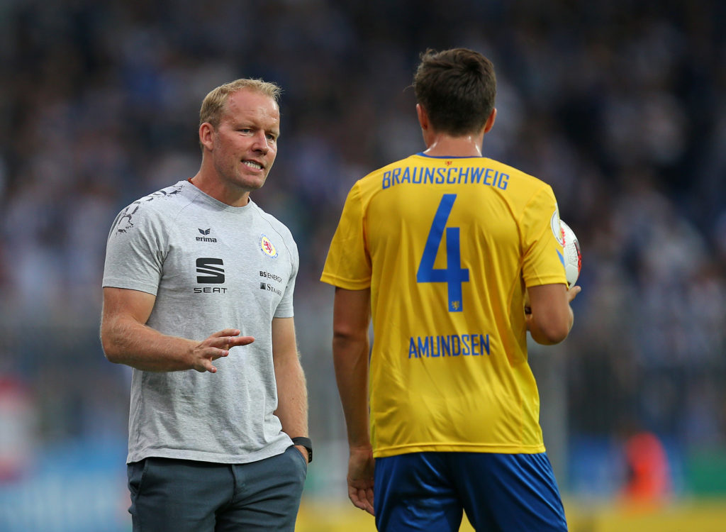 Head coach Henrik Pedersen of Eintracht Braunschweig speaks with Malte Amundsen of Eintracht Braunschweig