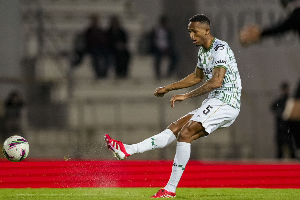 Sidnei Tavares of Moreirense passing the ball.