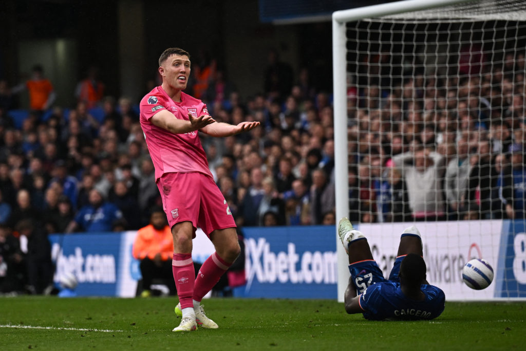 Dara O'Shea gestures during Chelsea vs Ipswich