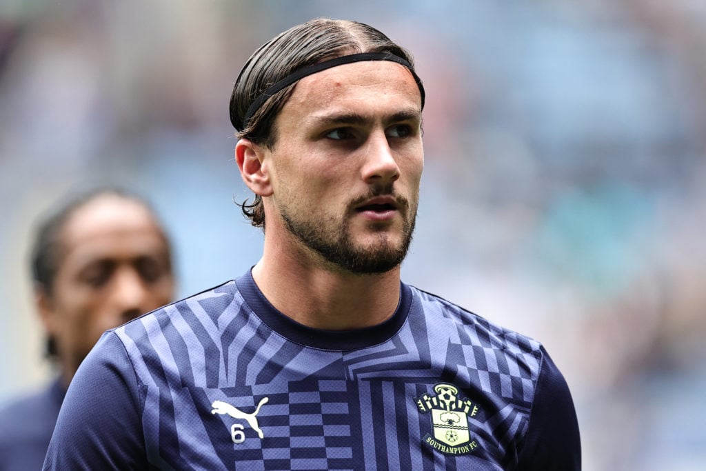 Taylor Harwood-Bellis of Southampton warms up ahead of the Premier League match between Leicester City FC and Southampton FC