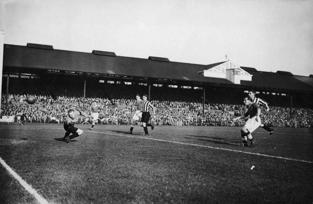 George Gibson beats Sunderland goalkeeper Jimmy Thorpe (1913 - 1936) to score Chelsea's second goal at Stamford Bridge, London, 28th September 1935