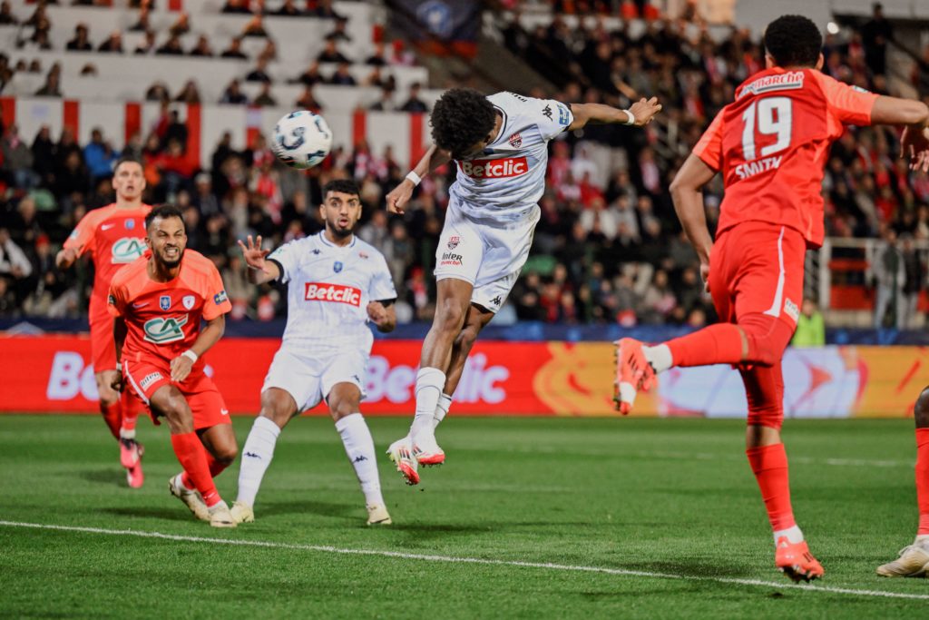 Jacques Siwe scores for Guingame against Cannes in France