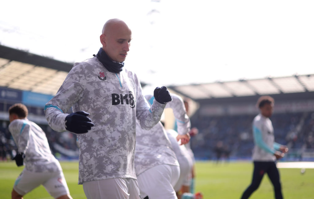 Jonjo Shelvey of Burnley warms up