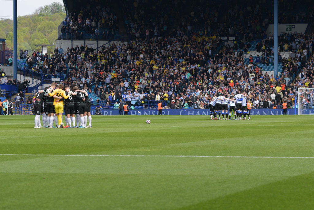 Portsmouth FC and Sheffield Wednesday form a pre-match huddle