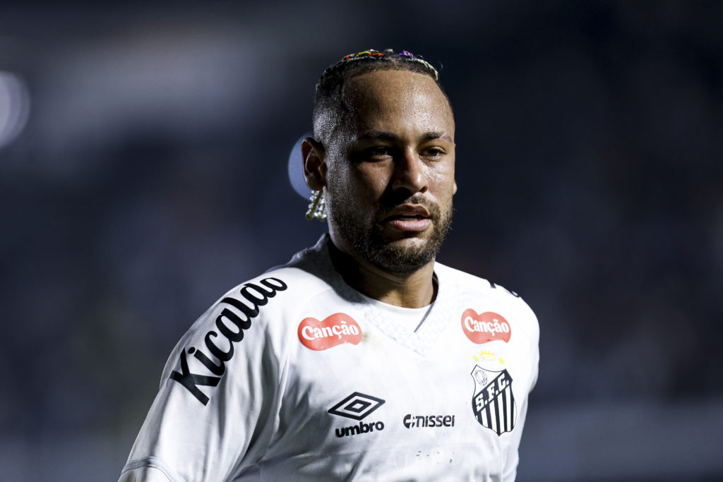 Neymar in action for Santos vs Flamengo in the Brasileirao 2025