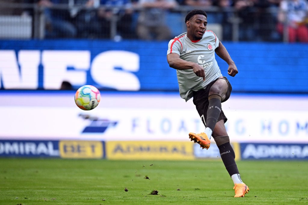 Dapo Afolayan playing for St. Pauli against Hamburger