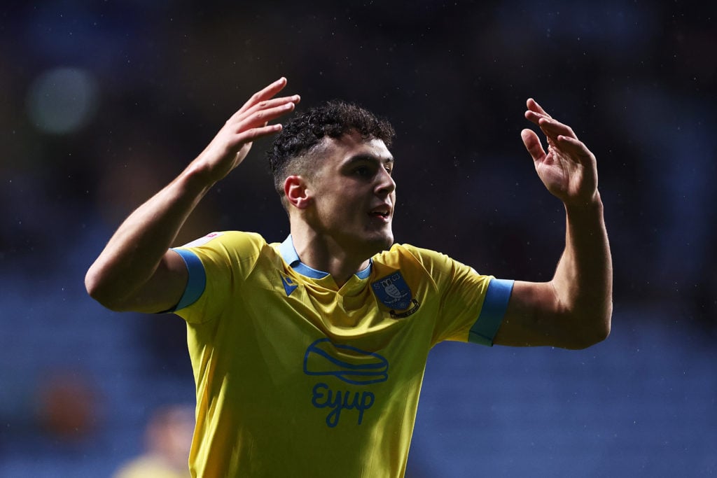 Bailey-Tye Cadamarteri of Sheffield Wednesday scores