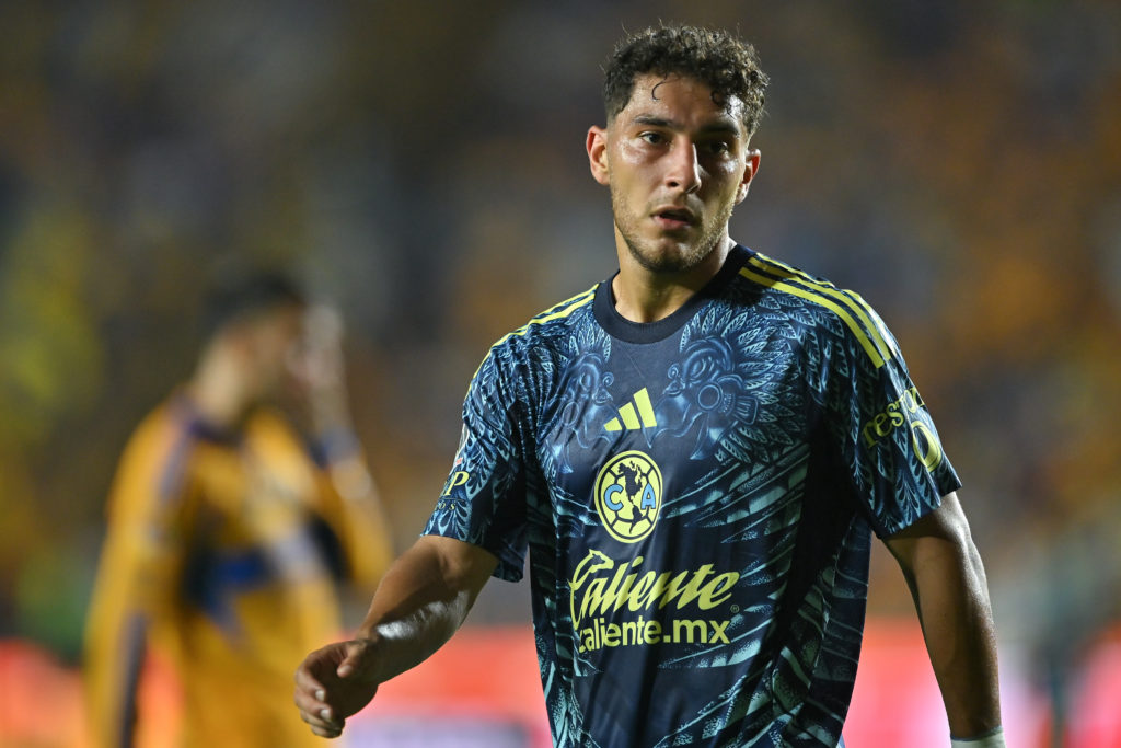Sebastian Caceres in action against Tigres UANL for America - Torneo Apertura 2025 Liga MX