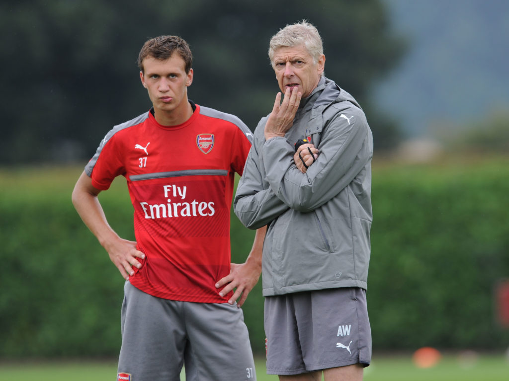 Arsenal manager Arsene Wenger talks with Krystian Bielik during a training session