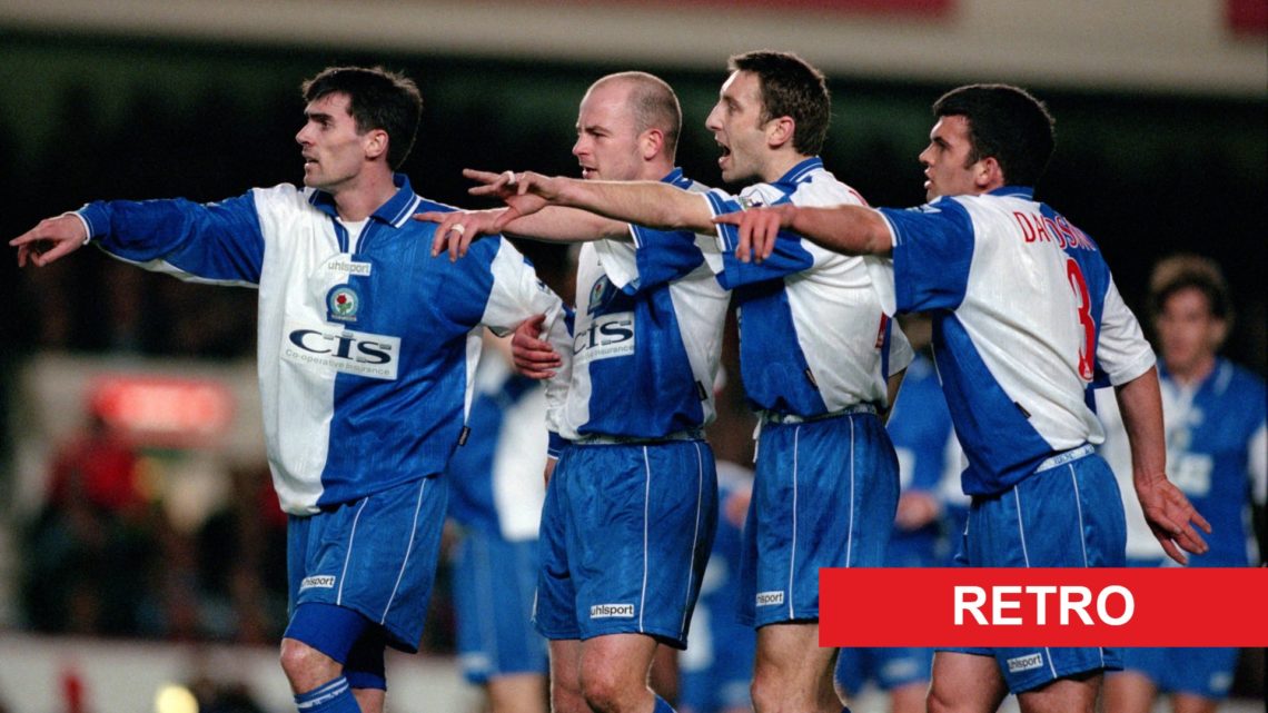 FA Carling Premiership - Arsenal v Blackburn Rovers - Rovers players (l to r) Keith Gillespie, Lee Carsley, Jason Wilcox and Callum Davidson protes...